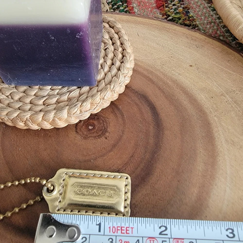 Like new Coach gold hang tag keychain bag charm pendant - Picture 4 of 4